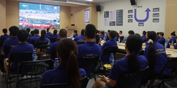 杰诚魔术贴停工组织全员观礼阅兵：以实业初心致敬民族精神，以创新使命引领行业未来